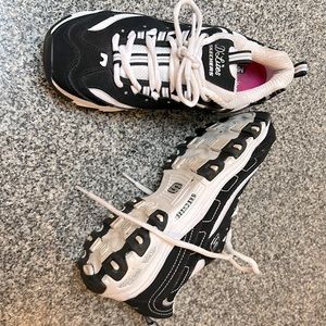Woman’s Sketchers D’lites with memory foam. Size 7.